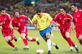 世界第一身价靠带球拖延时间立足巴西队，十年堕落到越南联赛颠球图片