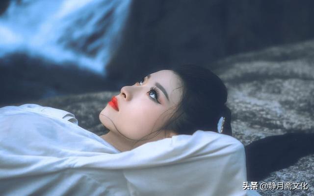 民间故事：农夫山中避雨，天上掉下个美女子，背回家得到神奇金铃