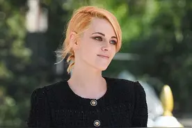 “暮光女”这次太有女人味！穿小香风秀长腿，罕见穿高跟鞋好惊艳图片