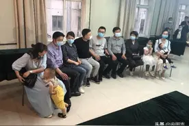 “错换人生28年”后再相逢：患癌母子相拥而泣，两家合拍全家福图片