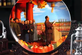 1949年开国大典，天安门城楼上女性罕见彩照，个个既平凡又伟大图片