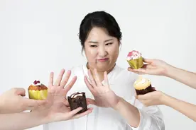 53岁女人自述：和健身教练学游泳，本意是锻炼，却毁了我的婚姻图片