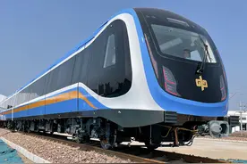 我国首列中国标准地铁列车在郑州下线图片