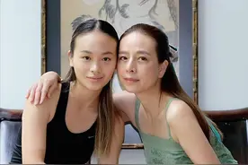55岁华裔富婆气质绝佳，和女儿同框宛如姐妹，是泰王得不到的女人图片