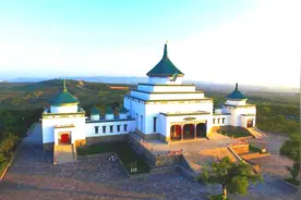 全球唯一的成吉思汗庙，建在乌兰浩特，还融合了多民族风格图片