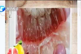 女子高价买红心柚，打开一尝发现不对劲：颜色偏黄，像染过色！视频封面