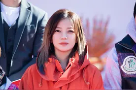 两代“小燕子”都嫁入豪门，赵薇活成了传奇，黄奕活成了“笑话”图片