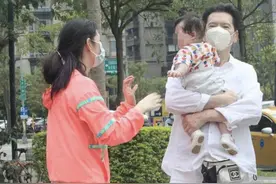 郭碧婷陪向华强遛娃不见丈夫向佐，小奶黄俩保姆一保镖随行排场大图片