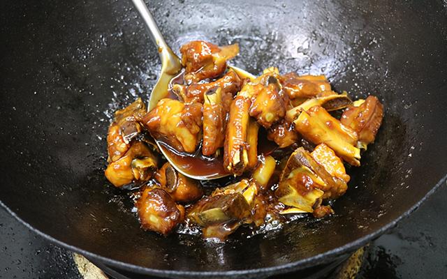 大厨教你糖醋排骨的正宗做法，酸酸甜甜，菜色红亮，好吃停不下来
