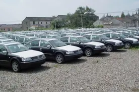 4s店新车都放到室外，难道他们不怕雨水腐蚀吗？图片