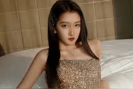 关晓彤穿金色亮片礼服拍写真，身材高挑气质好，网友：女神长大了图片