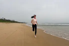 40岁张静初也太自律了，早起跑步活力十足，运动装镂空秀背肌图片