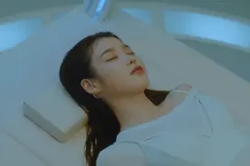IU、闵玧其新曲深层含义，悼念雪莉、金钟铉，IU湿发造型怀念雪莉图片