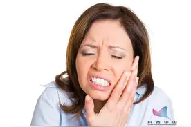 女子因智齿反复发炎，脸上竟烂穿一个洞图片