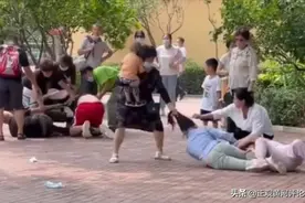 评论1+1:“打架不好，特别不好”，动物园幽默警示人类别让动物看笑话图片