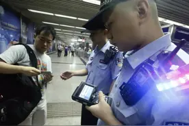 地铁站被警察要求检查身份证，能不能拒绝？一名警察说出实情图片