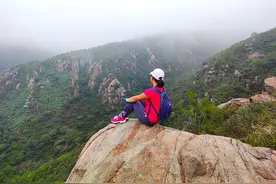 石家庄元氏封龙山，坐看石林，雨润娇花，一段唯美石阶路把腿走废图片