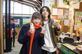 女星与17岁歌手“母子恋”，对方比她儿子大4岁，分手后现状凄惨图片