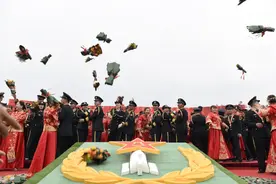 撒“狗粮”啦！火箭军某部101对新人的集体婚礼甜到齁图片