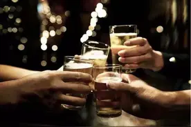 酒乃万恶之源：为了自己和家人，请放下酒杯图片