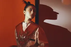 她十岁开始涉足荧屏，穿白色工装连体裤出镜，红色披肩添复古感图片