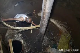 我70岁是农民 每天钻进四米深的大坑中编“簸箕” 有个心愿想实现图片