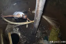 我70岁是农民 每天钻进四米深的大坑中编“簸箕” 有个心愿想实现图片