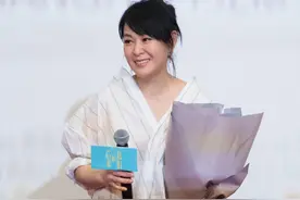 刘若英白色条纹衬衣下搭牛仔裤，清纯有气质图片