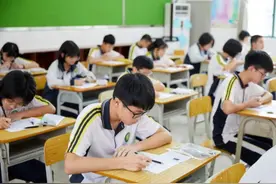 初中三年，每个阶段考多少分才算合格，班主任给出“参考答案”图片