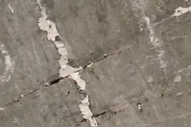 郑州一小区业主装修时发现天花板钢筋外露生锈，施工方：不影响房屋质量图片