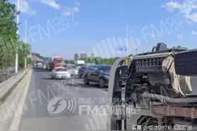 突发！福州三环汽车失控逆时针旋转侧翻！司机：轮胎都飞了图片