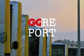 追逐公交车的人图片