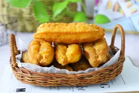 油条想要蓬松酥脆，用酵母还是泡打粉？面点师：这才是正确做法图片