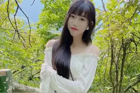 美女今天心情不错，早早就去爬山图片