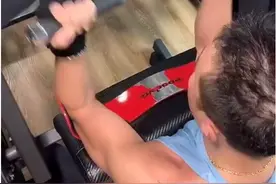 文章恢复单身后痴迷健身，疯狂撸铁变身型男，穿衣风格颠覆从前图片