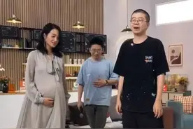 39岁朱丹挺孕肚捞金，扶着肚子小心翼翼，换鞋都得靠助理图片