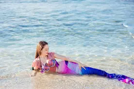 吉娜穿美人鱼泳装展现完美腰臀比，海边灿笑似少女图片