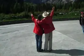 他带76岁患癌妻子房车旅行：49年相知相伴，这才是爱情最好的模样图片