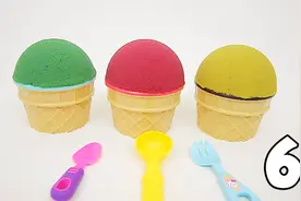 孩子们玩太空沙冰淇淋惊喜杯挖出奇趣蛋惊喜玩具，学习颜色！视频封面