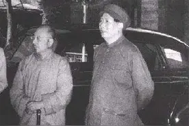 一唱雄鸡天下白，回首七十年前国庆节毛主席作的一首词图片