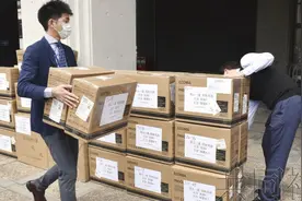 武汉向日本回赠53000只口罩："青山一道 同担风雨"图片