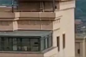吓人！泉州一群孩子竟爬上高楼天台追逐打闹……图片