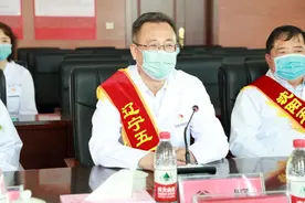 五一节前夕，沈阳市总工会送荣誉到沈阳市第六人民医院图片