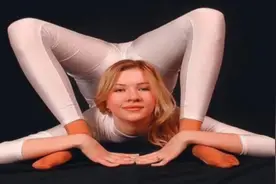 被称为全球最柔软的女人：360度折叠无压力，解锁高难度姿势图片