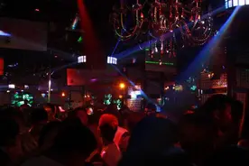 土豪在酒吧请全场喝酒，到底这样需要多少钱？可算是知道了图片
