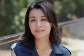 她原本只是被导演喊来救场，意外演出精髓而走红，46岁片约不断图片