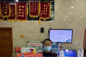 娃娃晕车呕吐，全家手忙脚乱图片