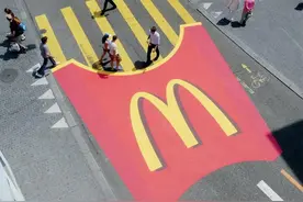 百万现金为何流落街头？21个令人拍手叫绝的经典创意广告图片