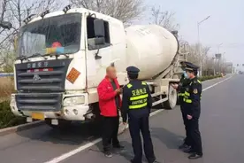 问政整改在行动丨东营经济技术开发区综合执法部开展混凝土搅拌运输车辆专项整治行动图片
