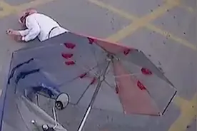 摩托车“鬼探头”式穿出马路 过路车辆反应不及将其撞倒视频封面